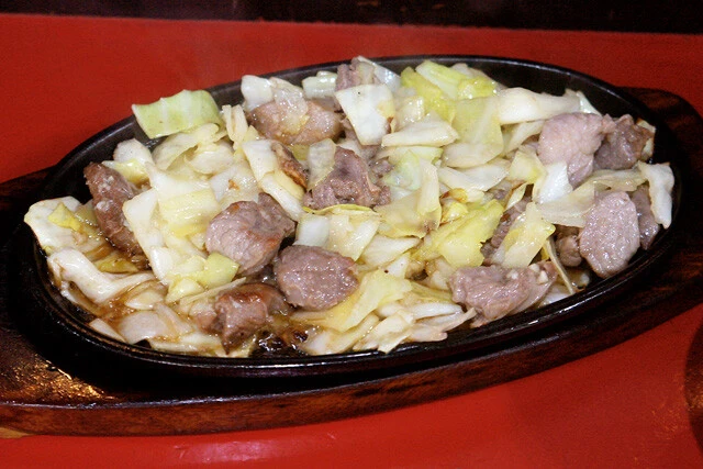 【鉄板焼肉】煙を上げる豚肉、キャベツ、にんにく、辛みそ! 博多のソウルフード「鉄板焼肉」を初体験:パリッコ『今週のハマりめし』第235回